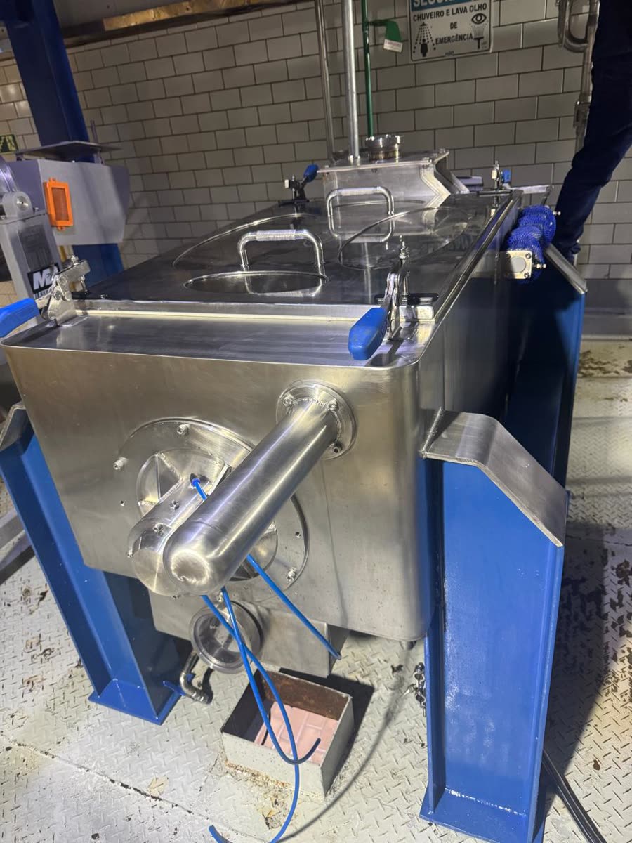Equipamento em inox montado na planta do cliente